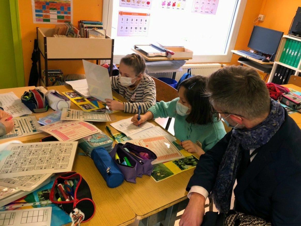 DSDEN86's tweet photo. 📸 #SemaineDesMaths
@FBarthelemy54, en visite à l'école de #Bignoux, a remis le 1er prix départemental au CE1 au concours académique de #calculmental 🎓
➡️ des sourires et du plaisir
➡️ des efforts et de la réflexion 
👏🏻 aux élèves et à l'équipe enseignante https://t.co/yBLxvhi0oL