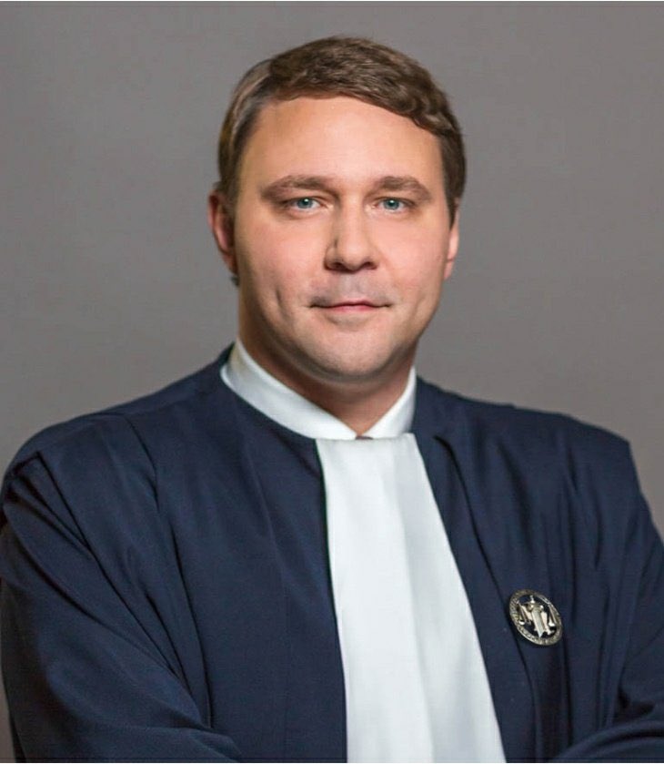 alfonslopeztena's tweet photo. Ukraine's Supreme Court judge Ivan Mishchenko drove his family out of Kiev, returned, and joined the armed resistance to Russian invasion https://t.co/U8SkarNKVx