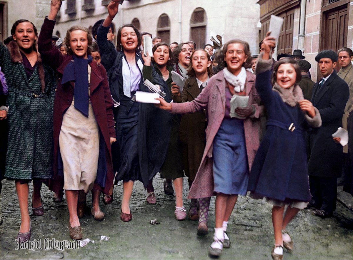 MadridColoreado's tweet photo. Un grupo de mujeres recorre las calles de Madrid el 19 de noviembre de 1933 mostrando papeletas de voto durante las primeras elecciones generales con sufragio femenino. Foto: EFE https://t.co/vhwgvZ9YFE