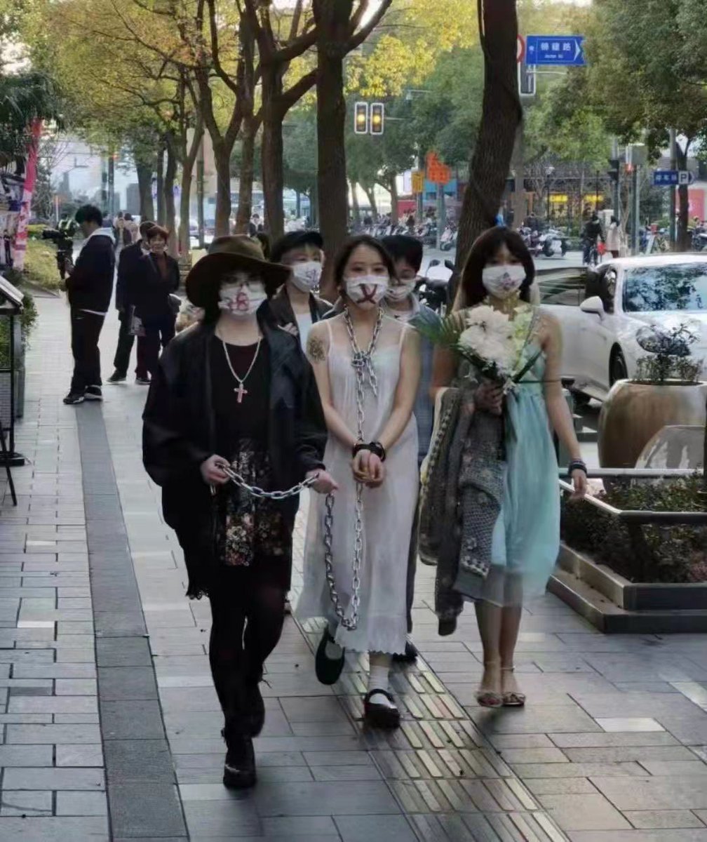 midiexiang6555's tweet photo. 向這幾位無畏的女性致敬👍，說實話，我不敢這麼做，在黨國眼裡前科太多的我，只能認慫。但這絲毫不影響我對她們的溢美之辭，真心美🌹🌹🌹 https://t.co/b5Z3miYSoM