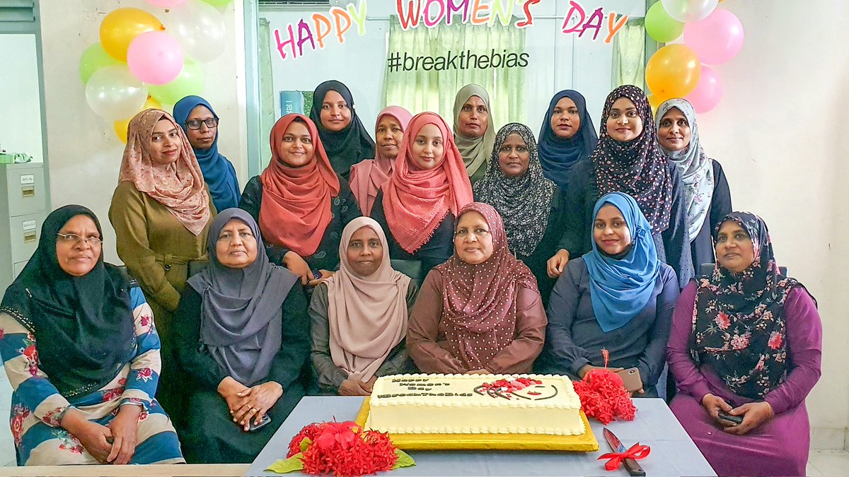 ADh_Mahibadhoo's tweet photo. ބައިނަލްއަޤްވާމީ އަންހެނުންގެ ދުވަހުގެ ތަހުނިޔާ ހުރިހާ އަންހެންކަނބަލުންނަށް އަރިސްކުރަން.
އަންހެނުންގެ ދުވަހުގެ މުނާސަބަތުގައި އިދާރާގެ މުވައްޒަފުން ހިންގި ހަރަކާތްތަކުގެ ތެރެއިން.
@lgaMaldives @cscmaldives
#WomensDay2022
#BreakTheBias https://t.co/VI2BbigR7T