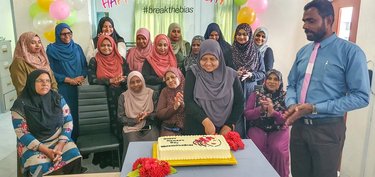 ADh_Mahibadhoo's tweet photo. ބައިނަލްއަޤްވާމީ އަންހެނުންގެ ދުވަހުގެ ތަހުނިޔާ ހުރިހާ އަންހެންކަނބަލުންނަށް އަރިސްކުރަން.
އަންހެނުންގެ ދުވަހުގެ މުނާސަބަތުގައި އިދާރާގެ މުވައްޒަފުން ހިންގި ހަރަކާތްތަކުގެ ތެރެއިން.
@lgaMaldives @cscmaldives
#WomensDay2022
#BreakTheBias https://t.co/VI2BbigR7T