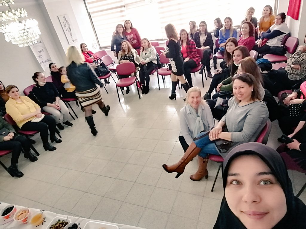 Emekçi kadınlar günü kutlamamızdan kalan hatıralar.
"Toplumun yarısını Kadınlar oluşturur, diğer yarısını da  kadınlar yetiştirir."
#ersağ
#DuenyaEmekciKadınlarGuenueKutluOlsun