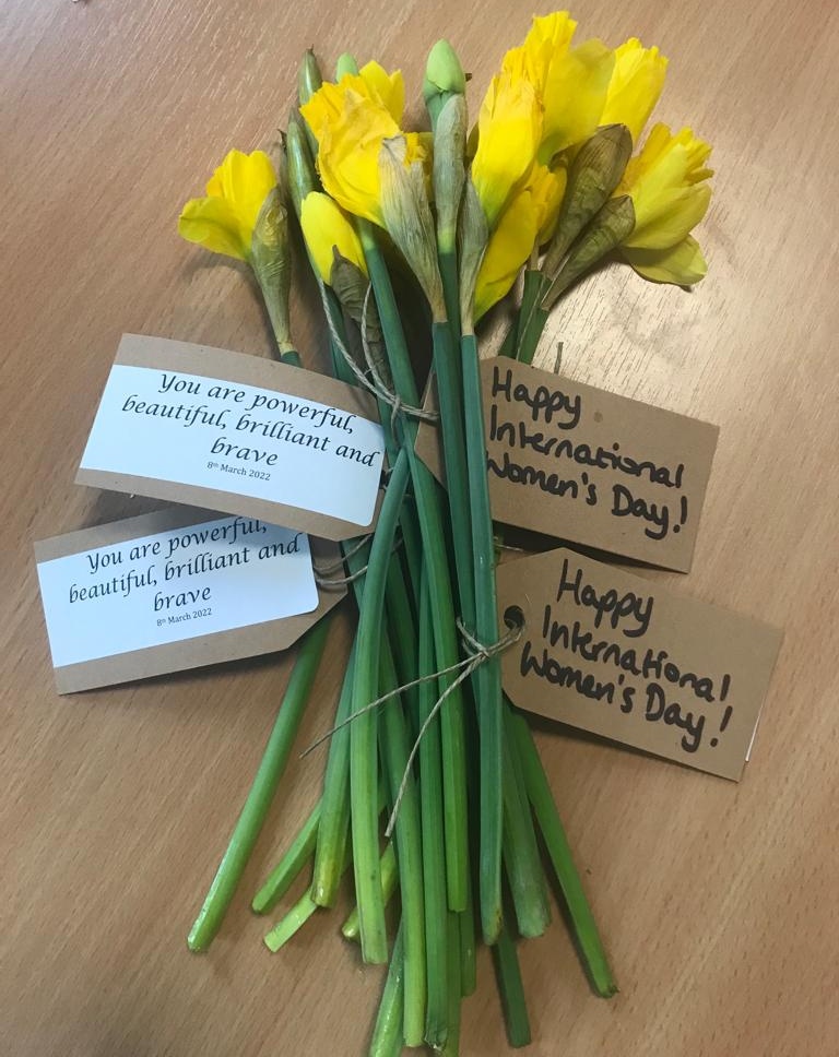 DvhSimulation's tweet image. Clinical Education &amp;amp; the Simulation team celebrating International Women&apos;s Day. The team are welcoming staff to pop by to collect their daffodils &amp;amp; a chocolate 🌻 #InternationalWomensDay2022  @DvhSimulation @ClinicalEd_DVH