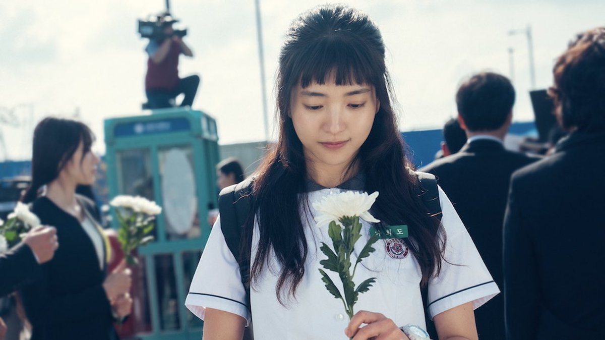 เห็นเมนต์กลุ่มเน็ตฟลิกซ์ #TwentyFiveTwentyOne นางเอกไม่สวย ไม่ติดเพราะเป็นเรื่องรสนิยม เเต่ควรรู้ว่าปจบ.หน้าตาเป็นปัจจัยท้ายๆในอก.เกาหลี เลือกเพราะความเหมาะสมกับบท หนังบางบทออดิชั่นกันเป็นร้อยคน อย่าง คิมเเทรี เป็นตัวท็อปของรุ่น รับงานน้อย เเต่เน้นคุณภาพ เข้าถึงจิตวิญญาณทุกบท...