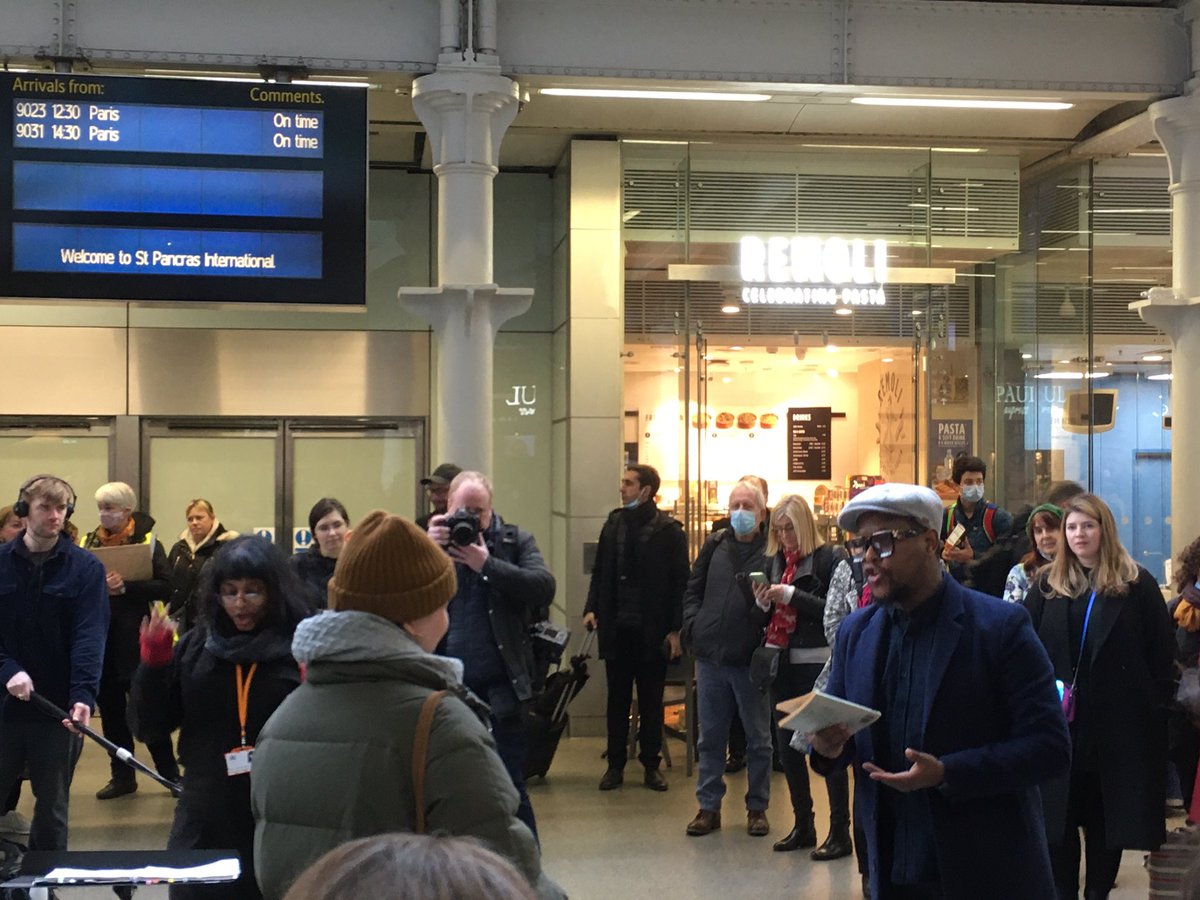 FiLesley's tweet image. This Now ! @RoyalOperaHouse #JetteParker singing the rooftops of St Pancras Station - pure beauty and joy 💕💐