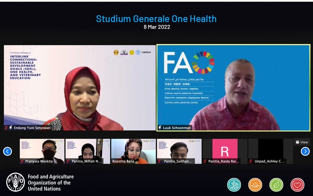 FAOIndonesia's tweet photo. #ECTAD 🇮🇩 Lead Dr Luuk Schoonman highlighted the role of #veterinarians &amp; #academia in strengthening #GlobalHealth security through #OneHealth to tackle #Zoonosis &amp; #AntimicrobialResistance in lecture hosted by @UNPAD @himakhunpad
@FAOAsiaPacific @FAOemergencies @FAOLivestock https://t.co/p62YDztCTI