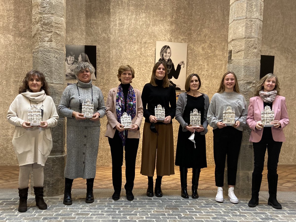 Emocionante reconocimiento el organizado hoy por <a href="/Pamplona_ayto/">Ayuntamiento de Pamplona</a> en el  Condestable. Siete mujeres ejemplares en representación de otras tantas de tan diferentes ámbitos, que trabajan, colaboran, empatizan y superan barreras y retos. “El orgullo de ser mujer”, un buen titular hoy.