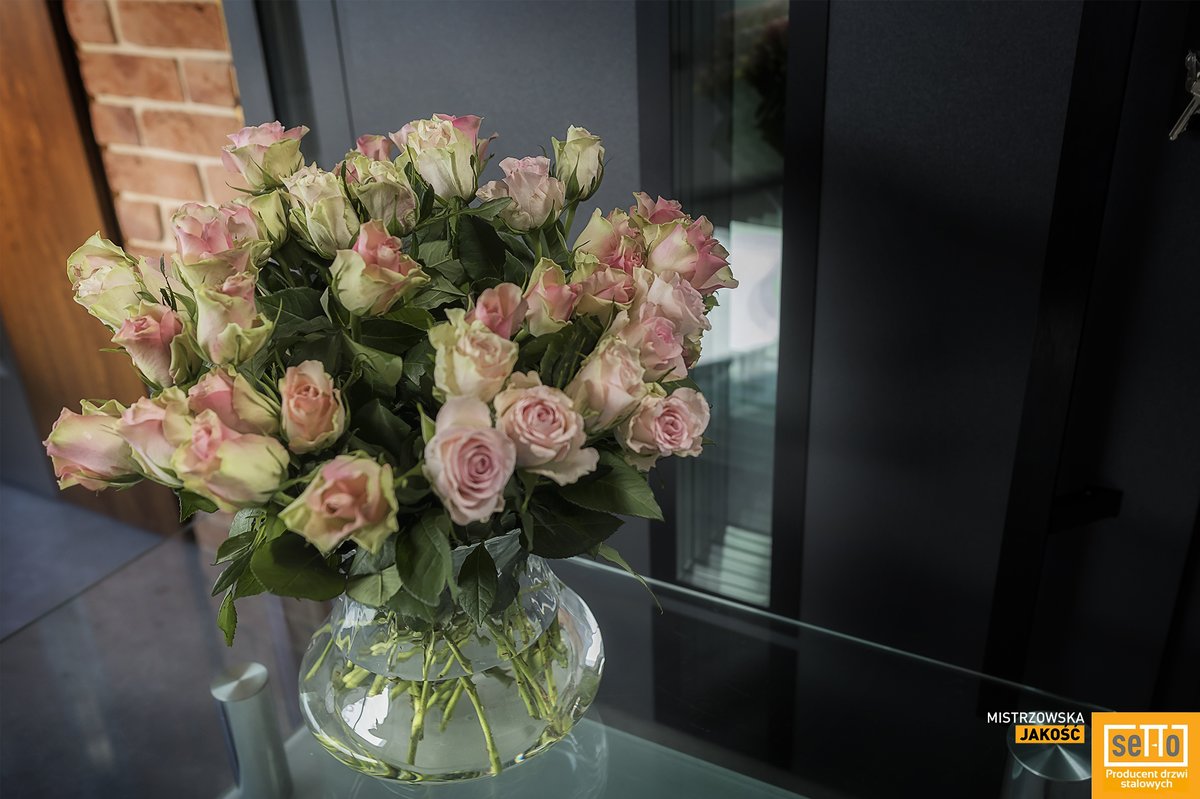 drzwiSETTO's tweet photo. Dziś chcielibyśmy krótko i na temat 🙂 🌹💐Drogie Panie! Panowie z ekipy SETTO dziękują Wam, że jesteście! :D Wszystkiego Najlepszego! 💐🌹 
-- 
Producent drzwi zewnętrznych stalowych SETTO
https://t.co/BwsU0jvVPr 

#drzwisetto #mistrzowskajakość #drzwiwejściowe #drzwizewnętrzne https://t.co/PXPHS5s6Fn
