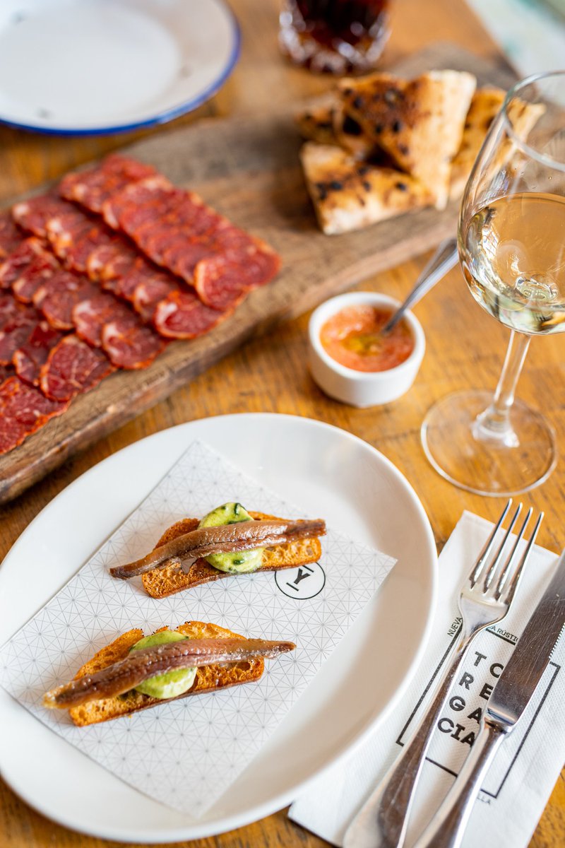 Todo el sabor del Cantábrico resumido en un mismo plato.
Anchoa 00 de @quarentenathebrand con mantequilla de sodium.
El entrante perfecto para empezar tu comida del martes.

#ovejasnegrascompany #nuevacocinarustica #sevilla #torresygarcia #quarentenafood