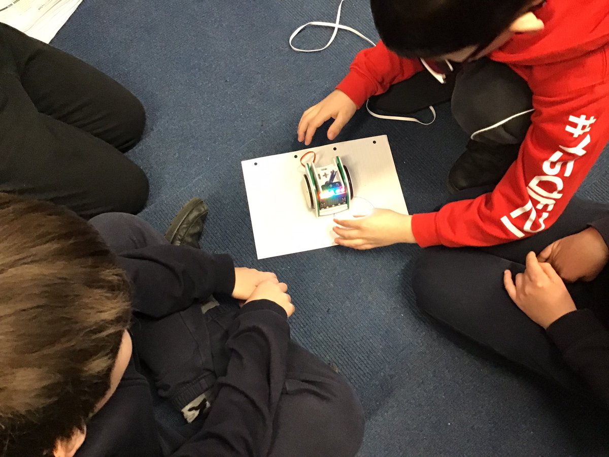 staynorHprimary's tweet photo. Team Calder are busy coding! Look at those movemini’s go🚘 #staynorcomputing @eboractrust @MrReevesKemp @MissHaigh_ @STEMLearningUK @microbit_edu @Kitronik @CodeClub @GirlsWhoCode https://t.co/t7uOkliTe9