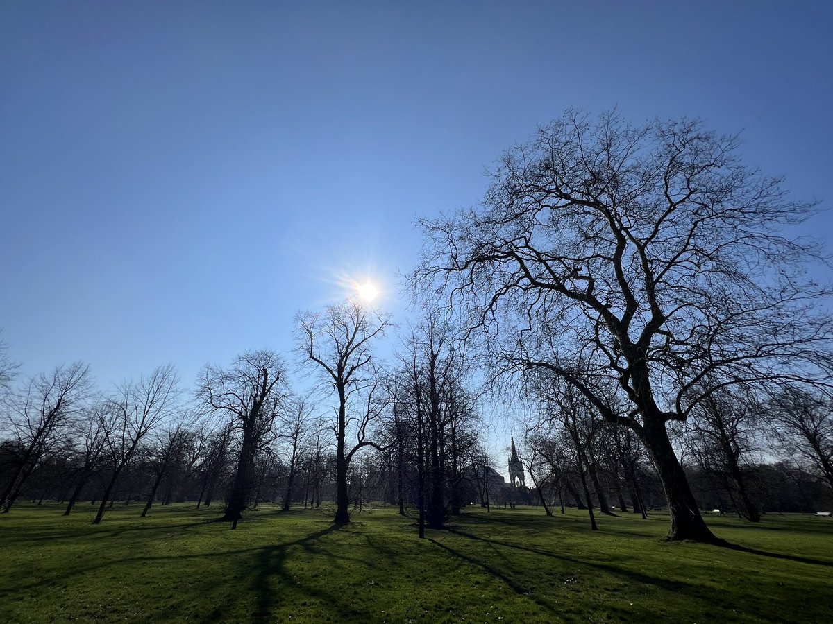 Schafernaker's tweet image. A spectacularly sunny day in #London, 9°C, little or no wind. #FeelsLikeSpring #HydePark #Knightsbridge