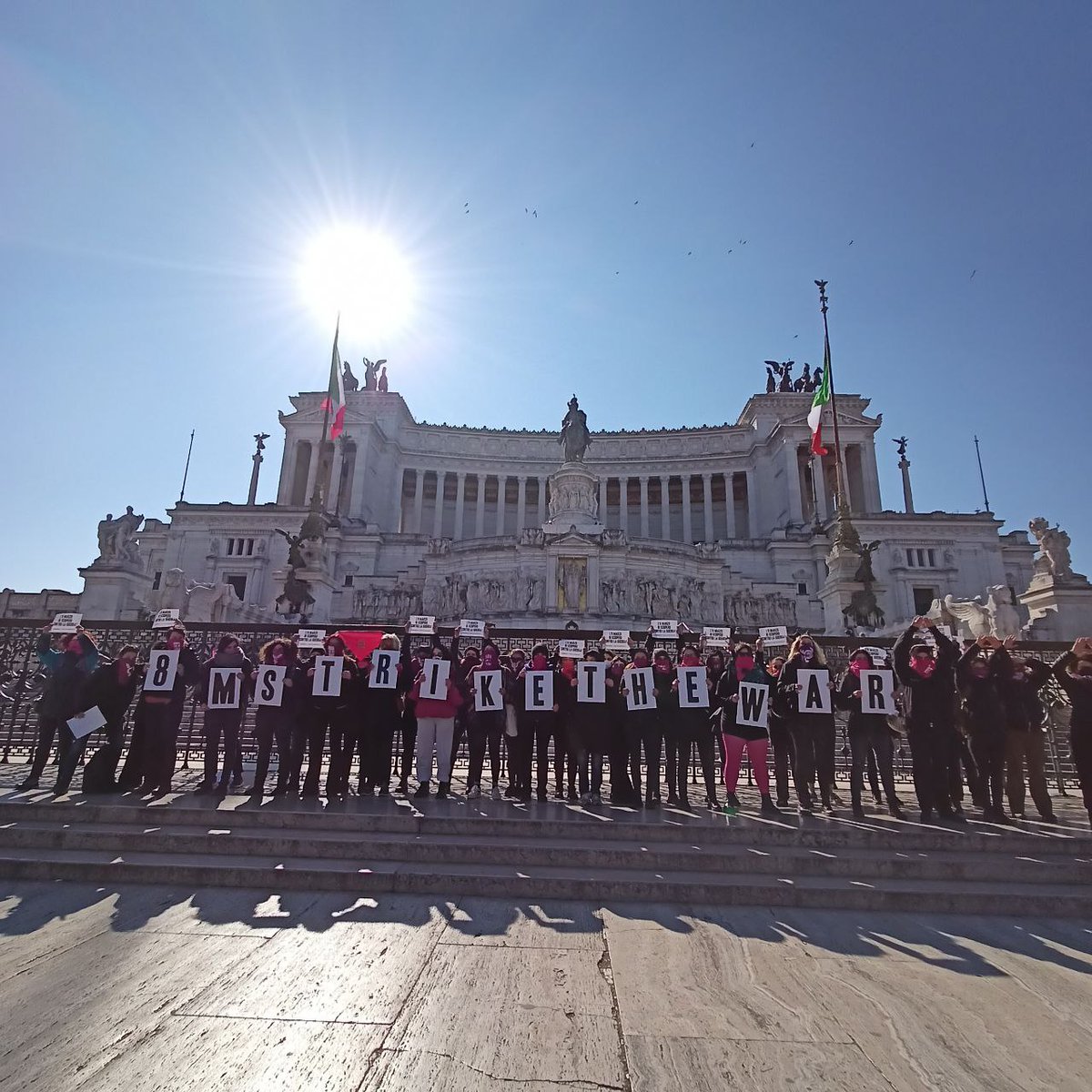 Il sole illumina Lotto Marzo
#StrikeTheWar 
#FeministAntiWarResistance 

Ci vediamo alle 17 in Piazza della Repubblica 
@nonunadimeno