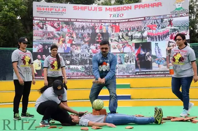 SHIFUJIJAIHIND's tweet photo. मेरा #मिशनप्रहार- मेरा निवेदन है भारत की हर बहन,बेटी,माँ से की आप कृपया ज्ञान,कला,शोहरत से ताक़तवर बनिए!अपने आत्मसम्मान के लिए लड़ना ज़रूर सीखिएगा! आपका एक भाई Masterशीफूजी Shifuji
jhb
#missionprahar #mastershifuji #Shifuji #happywomensday #womenempowerment
pc- #deekshastyle https://t.co/FOSlndvnqP