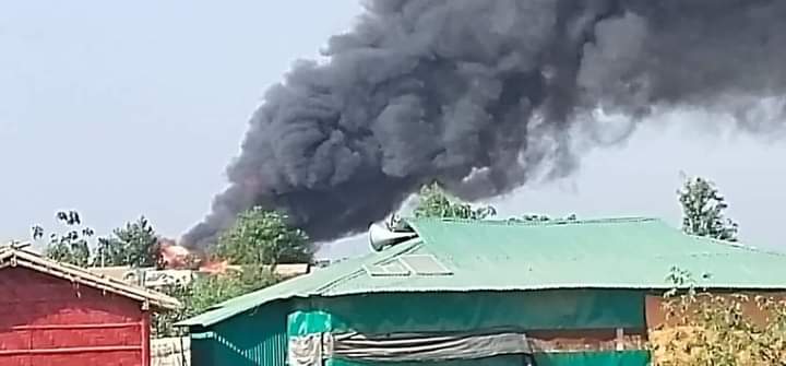 nurkamal_hashim's tweet photo. #BreakingNews
A massive fire started again in camp-5 and Camp 6.Oh! Allah what is going on in camps 😭Need your prayers
#Location Camp-5
#savefire
#fire
#savelives
#rohingyarefugees
Around 3:35
Date: 08-03-2022
credit👉 Mohammad Ullah https://t.co/3yyNPc2Sgj