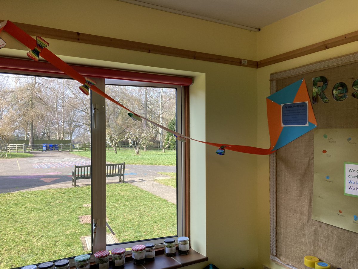 SibfordJS's tweet photo. @SibfordEYFS and @SibfordJS have been focusing on #Peace in #MeetingForWorship. Weโve made kites with prayers for conflict all around the world to stop. #FlyKitesNotDrones @PeaceEduQuaker #BeYouBeSibford https://t.co/GfUyCVByDV