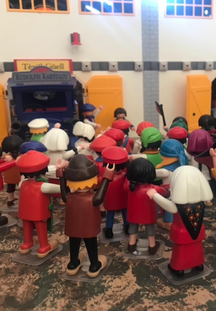 somosclicks's tweet photo. Un dels orígens d'aquesta commemoració és la vaga dels treballadores nord-americanes el 1857 amb l'incendi de la fàbrica Cotton.
#playmobil #històriaambclicks https://t.co/3jY9pLL51t