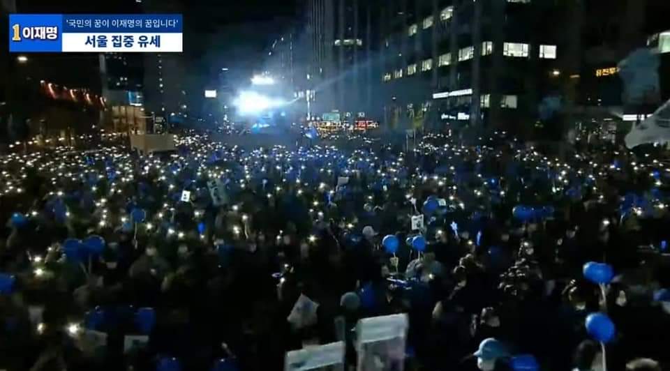 청계광장 유세 못가서 넘 아쉽습니다.~~~
많으분들이 모여서 승리를 기원하고있네요.
#청계광장#이재명#유세현장