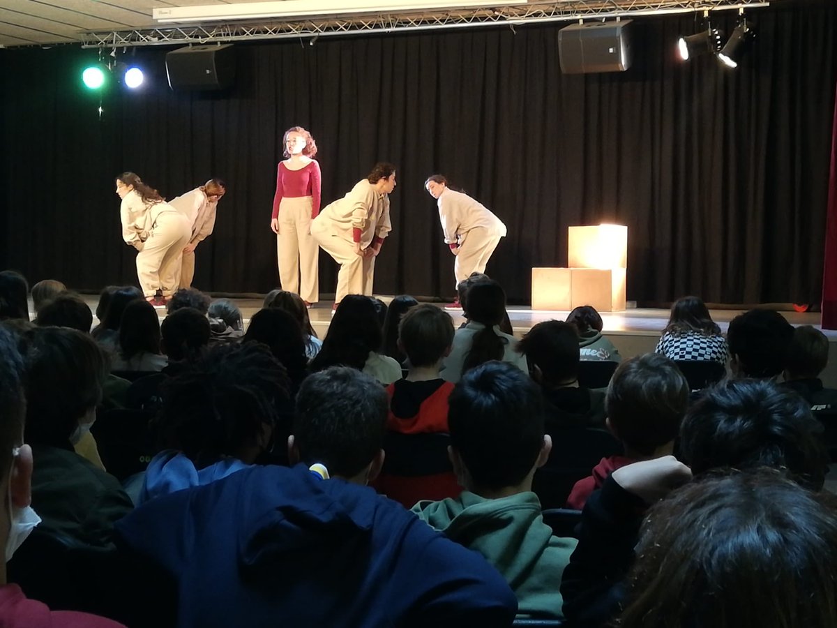 Dins la setmana dedicada a l'art de la coreografia i coincidint amb el dia de la dona, la companyia MOVE IN VEIN ens porta al fòrum per a 1r d’ESO l’espectacle O'VARIAS, que reflexiona a través de la dansa, la pintura i la poesia sobre l’opressió de la dona.