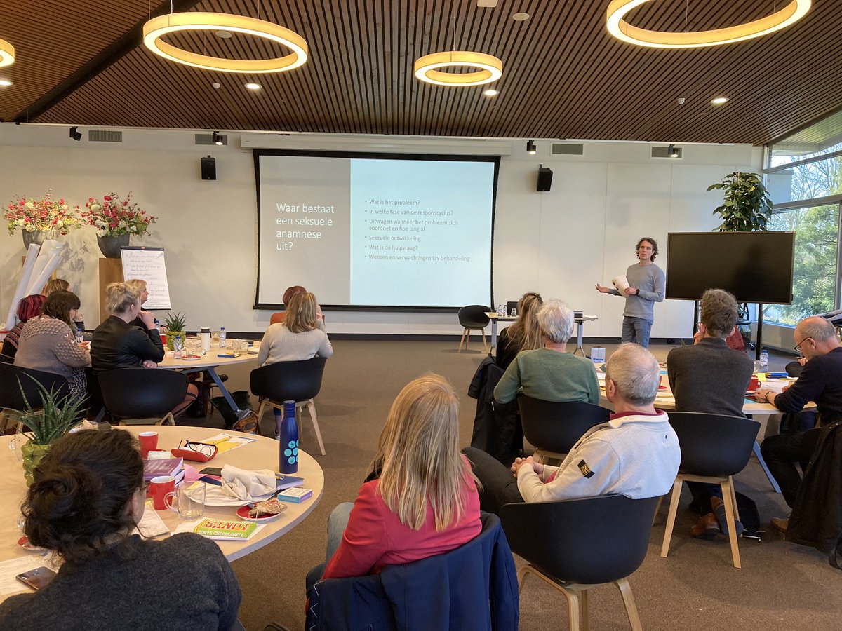 LiekeChris's tweet photo. Samen met collega’s kennis delen en sparren over goede zorg! https://t.co/OclaMwDaCH
