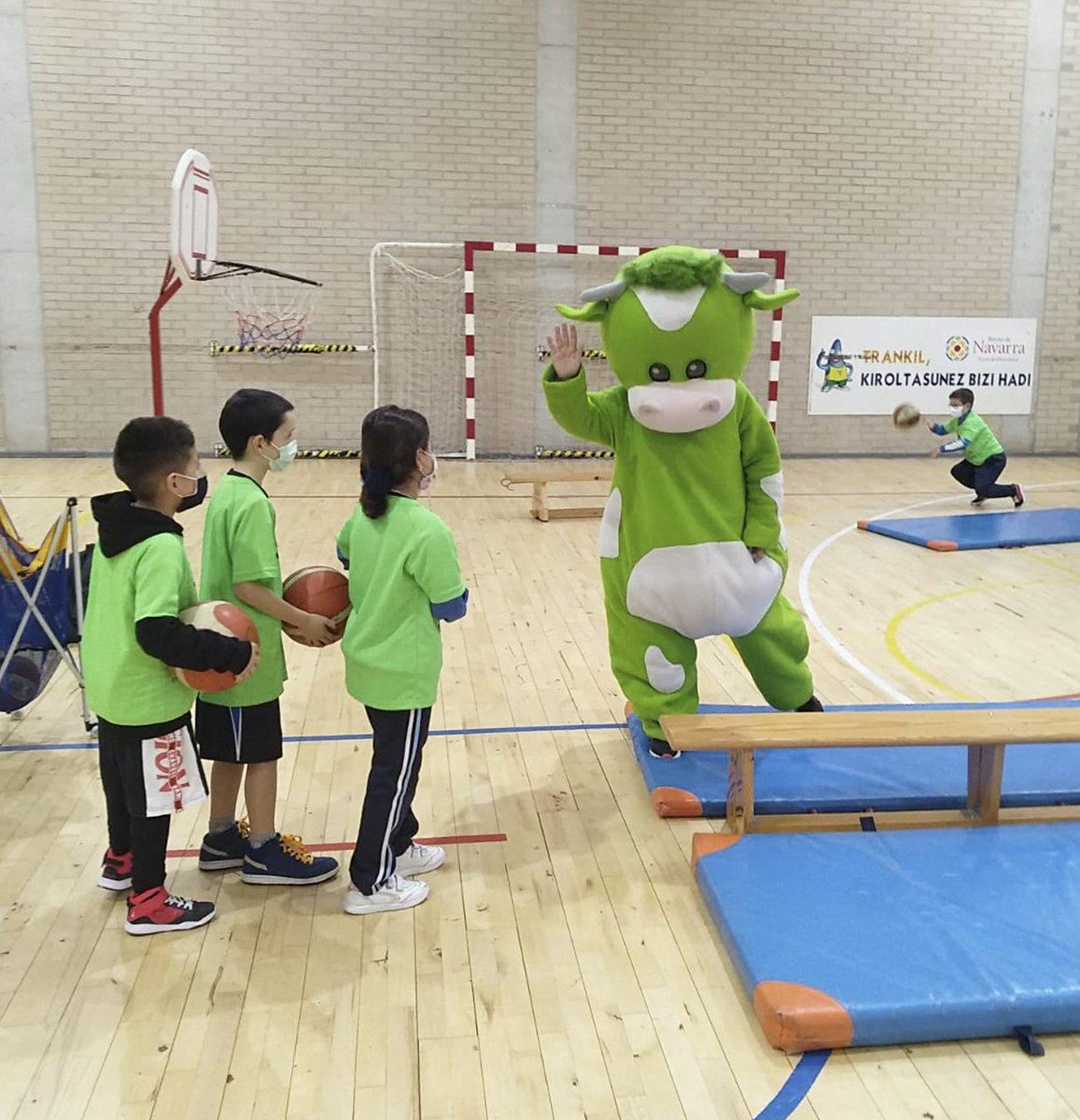 FNBaloncesto's tweet photo. Segunda jornada del #ProgramaEduca en Noáin
https://t.co/hH7PYSdpB3 https://t.co/vhPeDWdZ9D