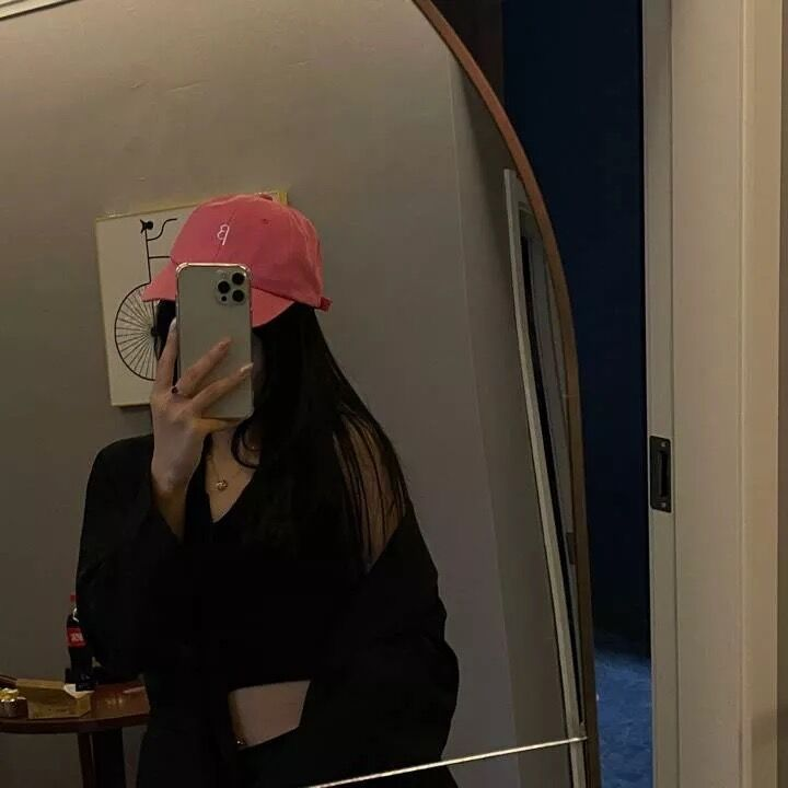 aabacadafa's tweet photo. 没关系的，大家都会做错选择。会莫名其妙掉眼泪，走在路上会突然崩溃。但这并不影响我去喝酒 https://t.co/5BTlLop0ae