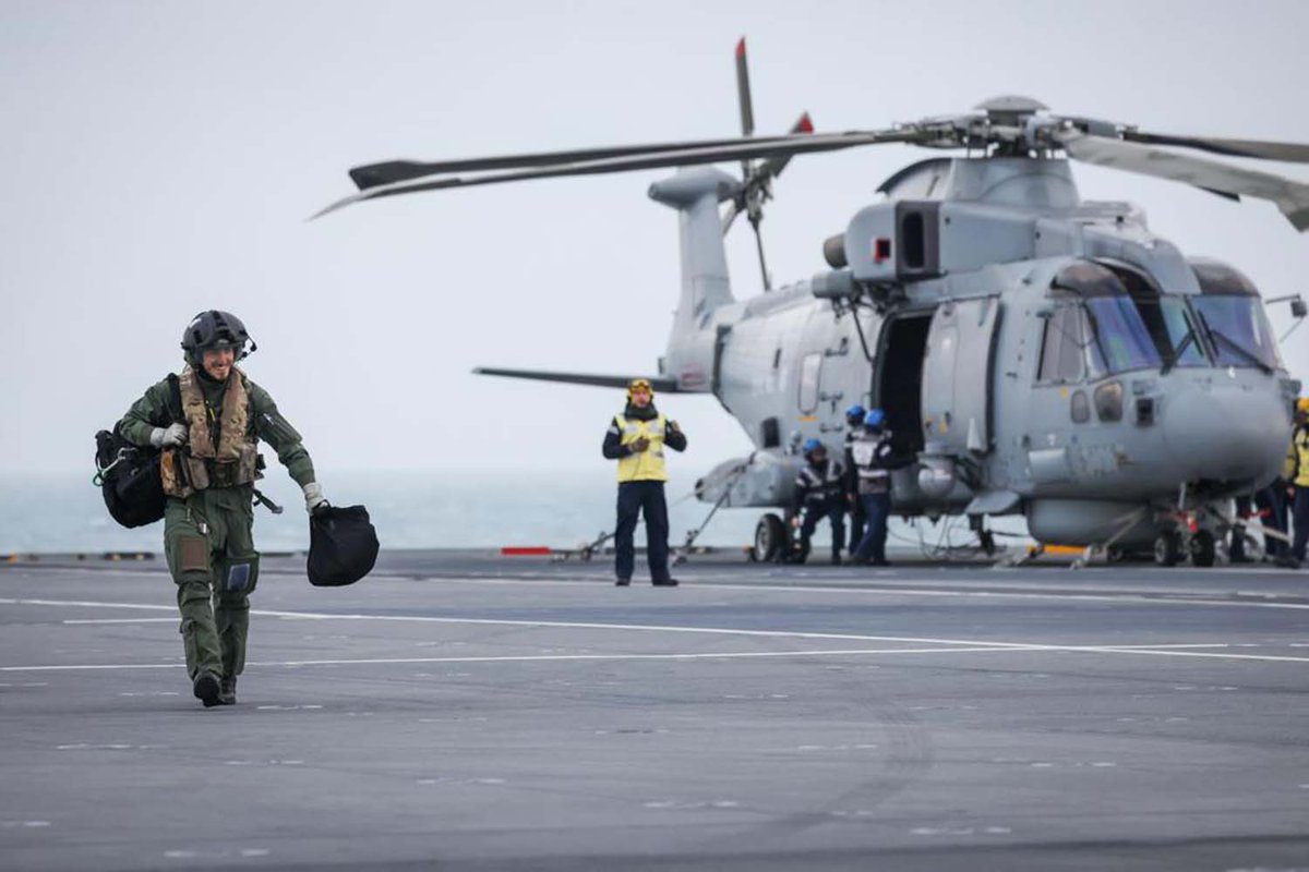 NavyLookout's tweet photo. Merlin Mk2 ASW helicopters of @820NAS from @RNASCuldrose embark on board @HMSPWLS ahead of exercise #ColdResponse22 

https://t.co/RcEFgnWGOc https://t.co/7xQReZhXNB