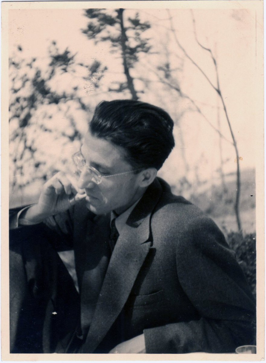 Poesiaitalia's tweet photo. “La vera genialità non è conquistare una donna già desiderata da tutti, ma scovarne una preziosa in un essere ignoto.”
Cesare Pavese - Il mestiere di vivere https://t.co/kaaVYvQtd4