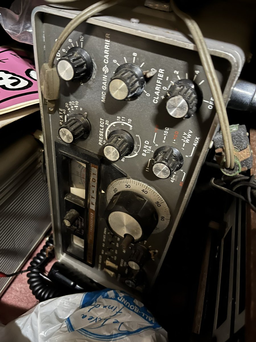 JIN___SUN's tweet photo. いつか陽の目を見る日が来るでしょうか？

爆発しないか怖くて電源入れた事ないけど😂

#YAESU
#FT101 https://t.co/cnbMJzoWVq