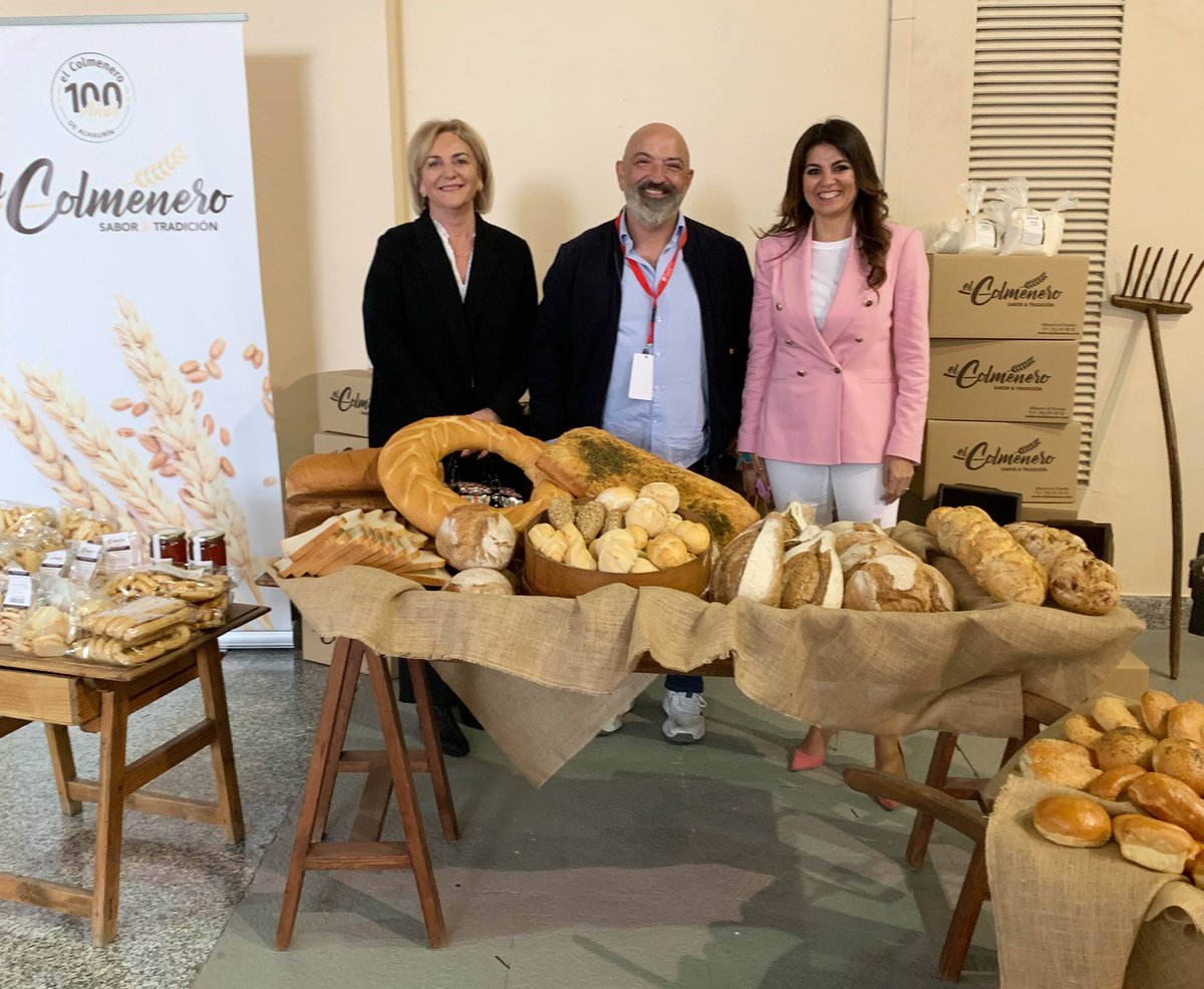 ElColmenero_'s tweet photo. Sumando en #HostelTech. Gracias @AguaLeonor, directora de @SaboraMalaga, y @Nuriarodriguezc, delegada provincial de turismo de la @AndaluciaJunta, por acompañarnos en esta jornada que celebra su primera edición (de muchas), tan fundamental para el sector hostelero y gastronómico https://t.co/qC2M6D05lu
