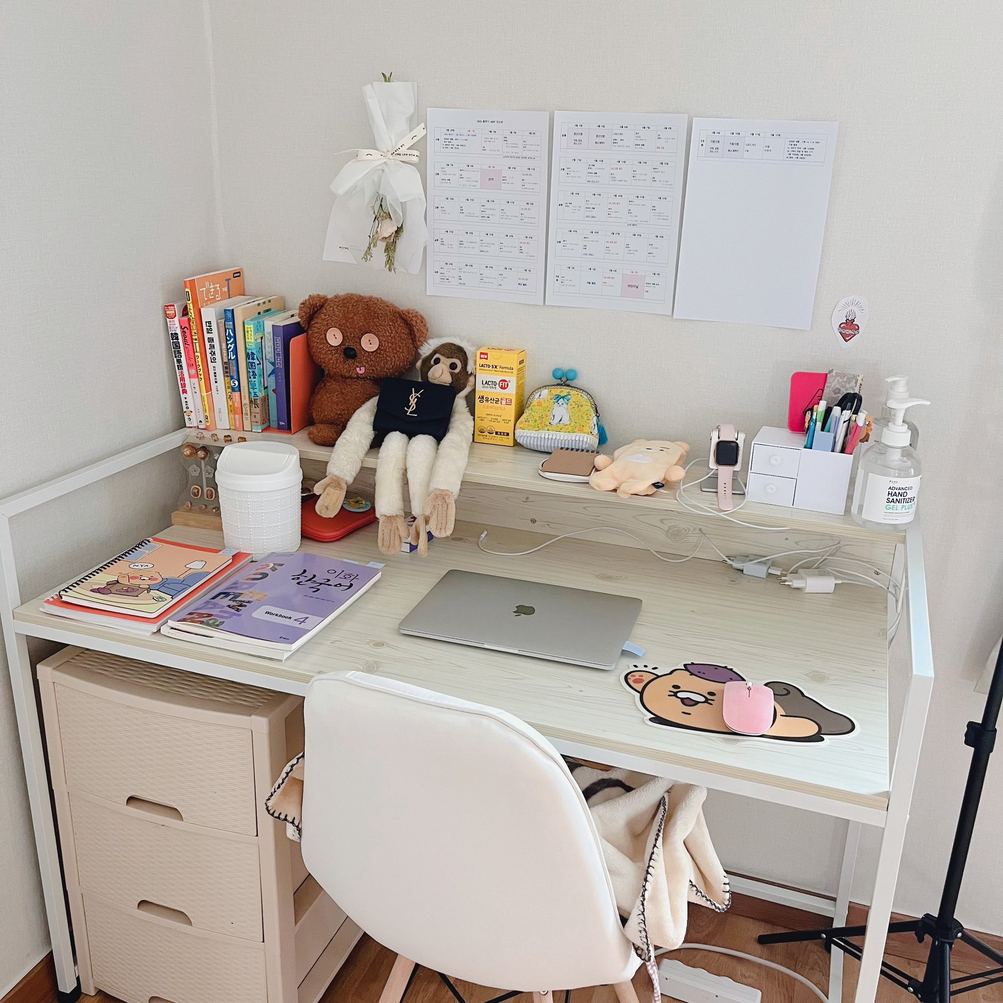 本田優花 ハニたん 韓国での部屋用の勉強机が届いた 勉強の後でごちゃごちゃしちゃってるけど 可愛いい T Co Bfbrl3wqrt Twitter