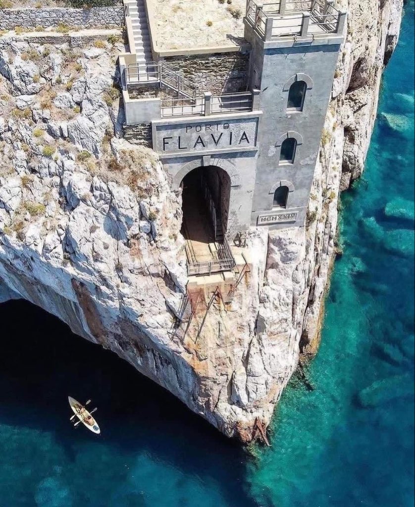 ميناء في صدر الجبل لنقل موارد المناجم. إيطاليا 🇮🇹