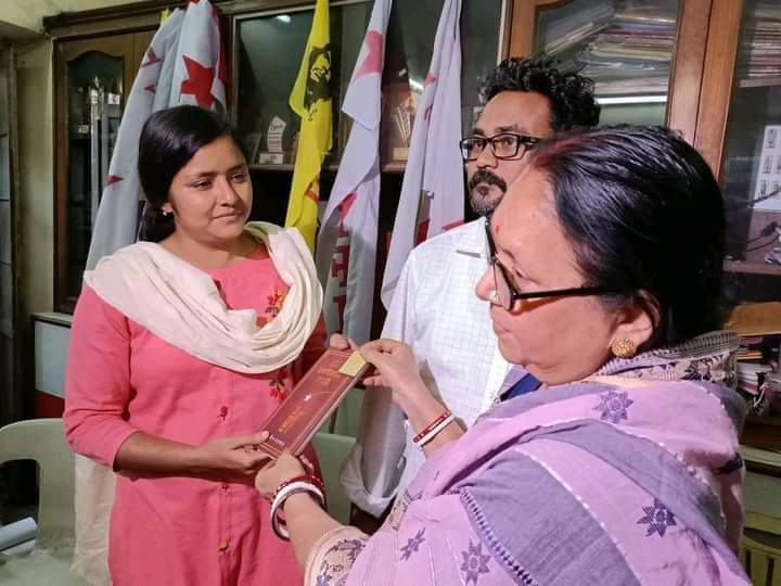 Anwesha93543438's tweet photo. জেল খেটে দশ দিন পর মেয়ে ফিরেছে। মায়ের সাথে সাক্ষাতে মা উপহার দিয়েছেন 'রেড ভলান্টিয়ারের ডাইরি'।

আজ আন্তর্জাতিক শ্রমজীবী নারী দিবসে এইটুকুই থাক৷ ❤️❤️ https://t.co/XOpyWvk6aV