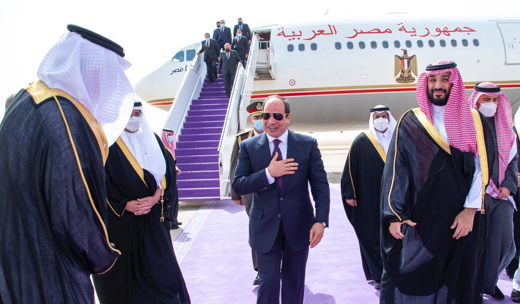 SaudiNews50's tweet photo. الرئيس المصري الرياض، وولي العهد في استقباله.

#الرئيس_المصري_في_الرياض 

- https://t.co/M8cKJlWxKF