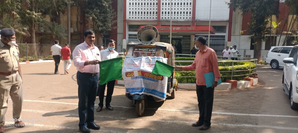 ksuwssb's tweet photo. ಬೀದರ್: ಇಂದು ಮಾನ್ಯ ಜಿಲ್ಲಾಧಿಕಾರಿಗಳು ಹಸಿರು ನಿಶಾನೆ ತೋರಿಸುವುದರ ಮೂಲಕ ಪಿಂಚಣಿ ಸಪ್ತಾಹ ಕಾರ್ಯಕ್ರಮಕ್ಕೆ ಚಾಲನೆ ನೀಡಿದರು.
"ಅಸಂಘಟಿತ ಕಾರ್ಮಿಕರಿಗೆ ಪಿಂಚಣಿ ಯೋಜನೆ"
ಹೆಚ್ಚಿನ ಮಾಹಿತಿಗಾಗಿ ಸಂಪರ್ಕಿಸಿ ಕಾರ್ಮಿಕ ಸಹಾಯವಾಣಿ 155214 ಅಥವಾ https://t.co/6PyvdZ2ddt
#PMSYM #Pensionweek #Unorganized https://t.co/0m2BQp9scm