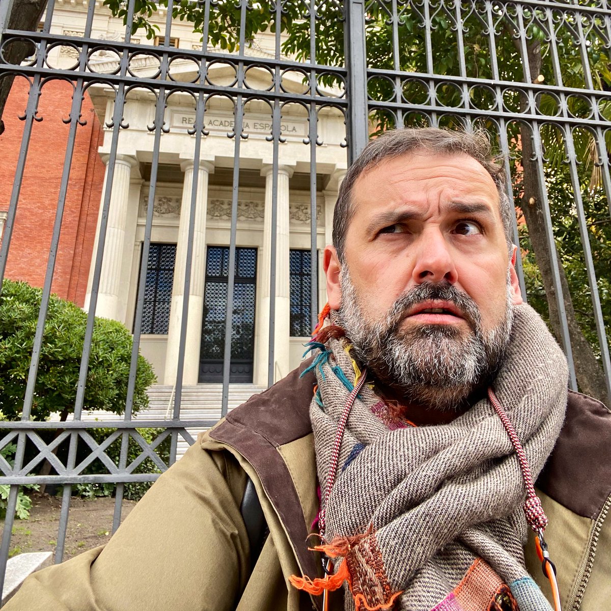 robinfood's tweet photo. Me he venido sin avisar a la @RAEinforma y resulta que los académicos andan liados con la aspiradora, el vermú y el sofrito de la paella y que vuelva otro día! #nomeFalles @perezreverte #guarrindongadaaldiccionario #espabila @carlos__alsina @MasDeUno @debatelibros @MjmorenoMj https://t.co/mT0eFADkUO