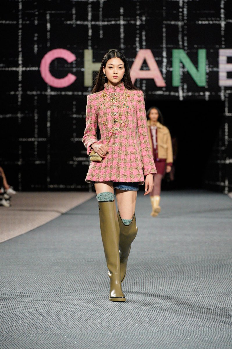 VogueRunway's tweet photo. .@Chanel's fall 2022 collection has arrived. View every look: https://t.co/Q8QfsdzKm1 https://t.co/2p3rnKvGrG