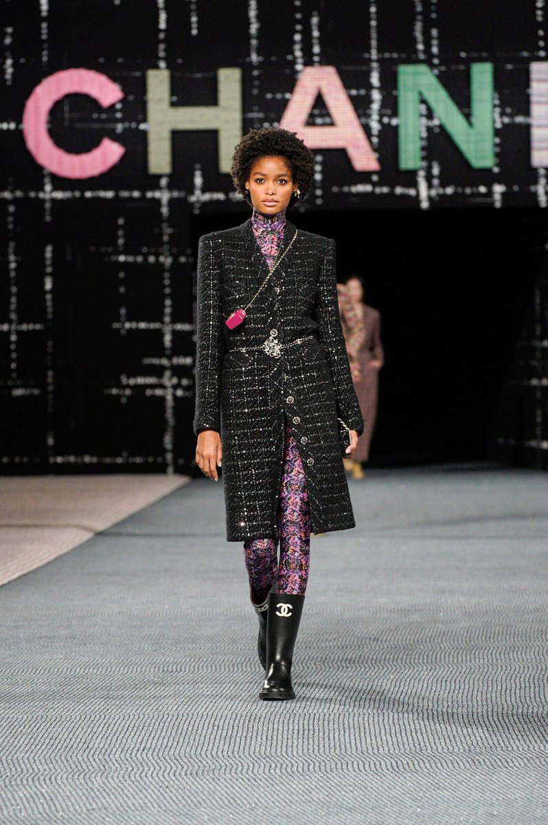 VogueRunway's tweet photo. .@Chanel's fall 2022 collection has arrived. View every look: https://t.co/Q8QfsdzKm1 https://t.co/2p3rnKvGrG