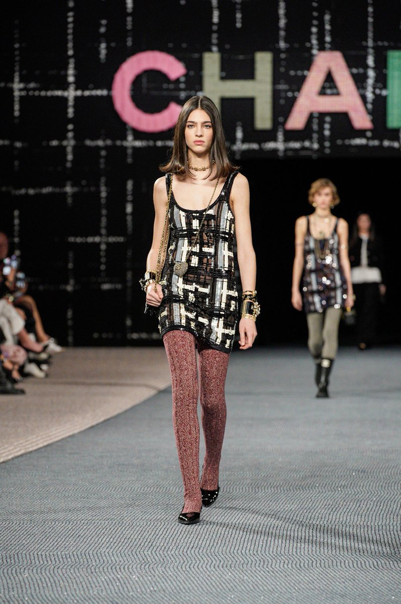 VogueRunway's tweet photo. .@Chanel's fall 2022 collection has arrived. View every look: https://t.co/Q8QfsdzKm1 https://t.co/2p3rnKvGrG
