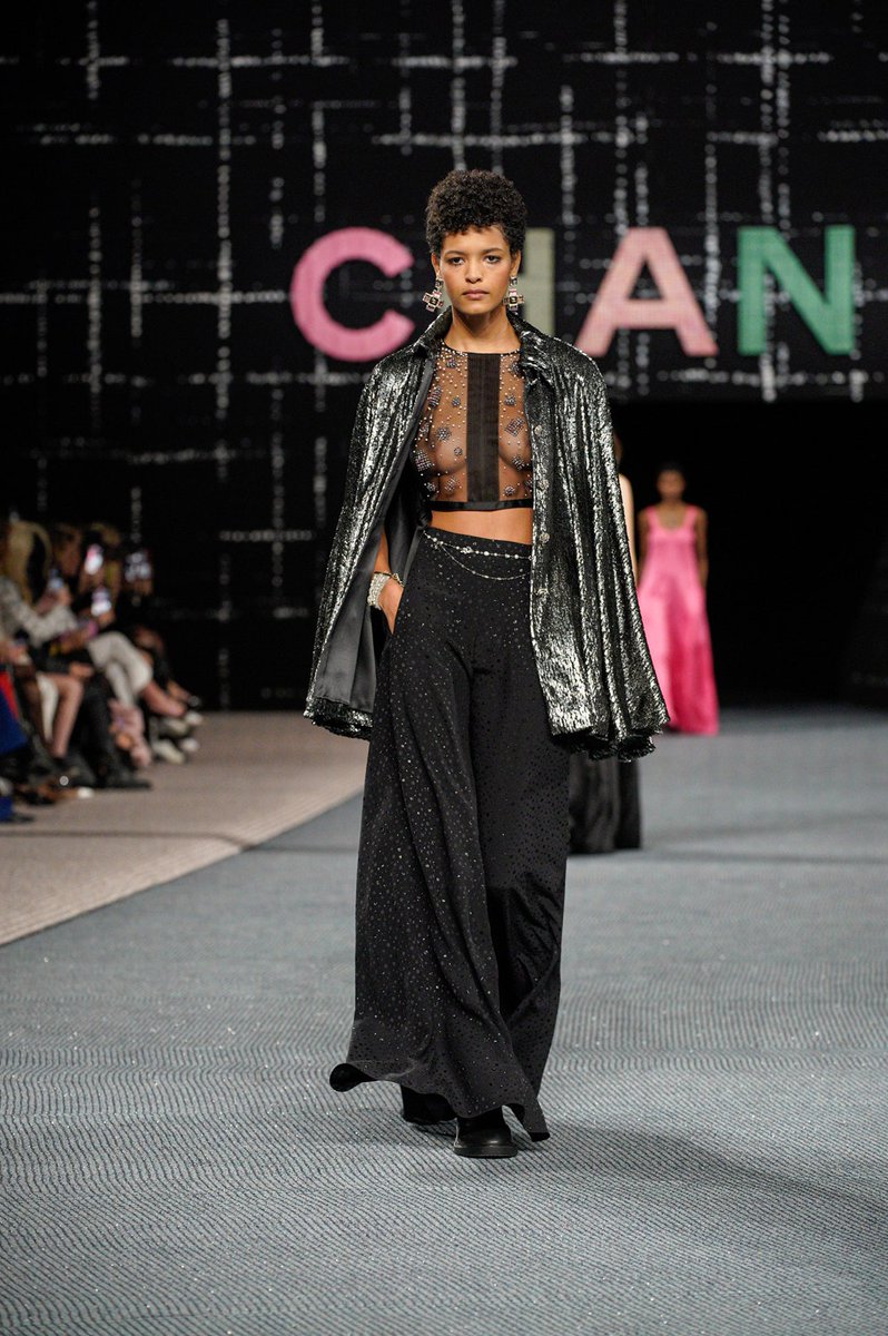 VogueRunway's tweet photo. .@Chanel's fall 2022 collection has arrived. View every look: https://t.co/Q8QfsdzKm1 https://t.co/2p3rnKvGrG