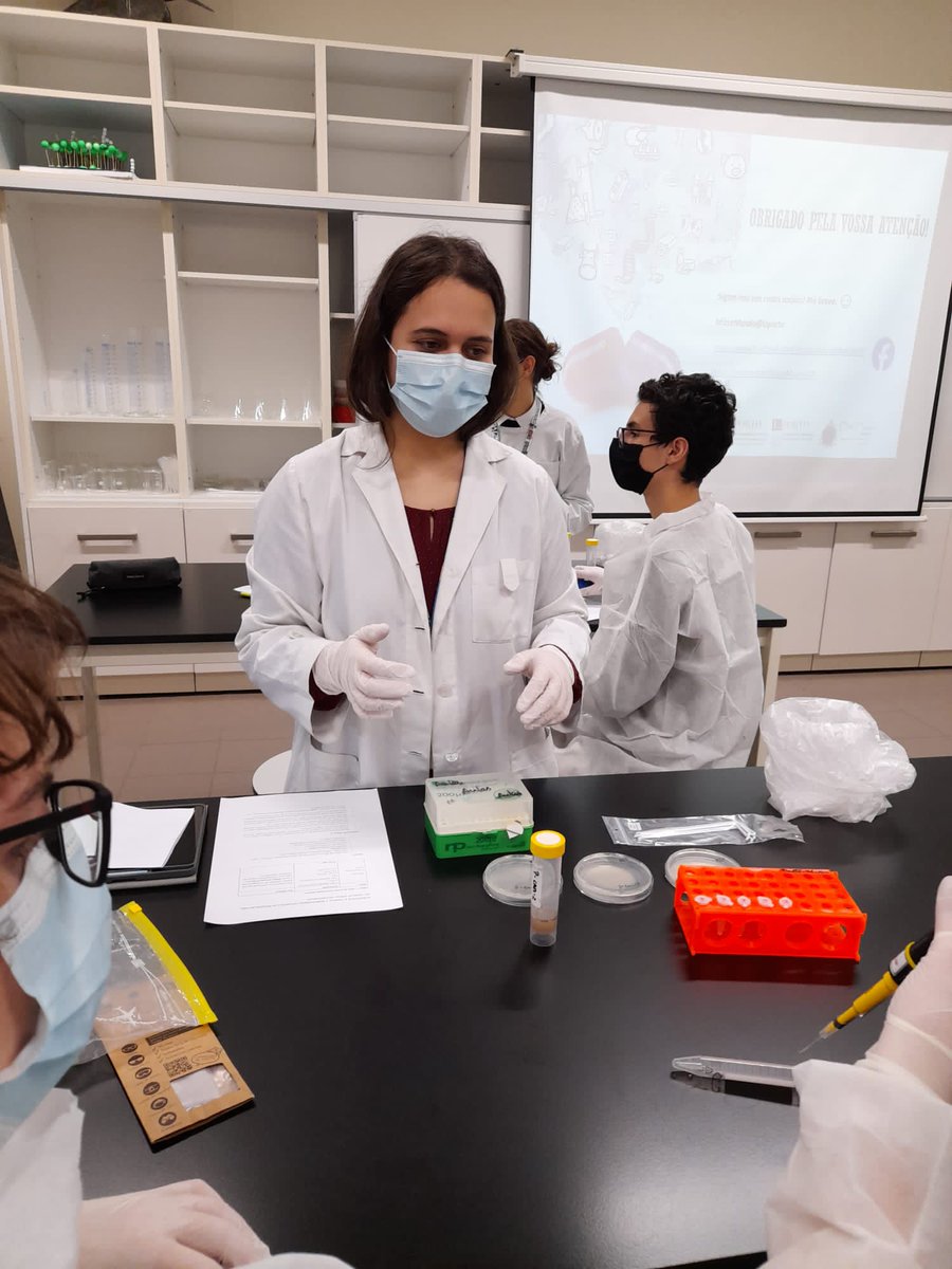 MicroMundoUP's tweet photo. The 3rd edition of @MicroMundoUP is now running in 2 different schools of Porto city - #FFUP and #FCNAUP university students are very enthusiastic teaching school students about our project to find bacteria with antimicrobial activity in soils! @BacTdrugs_lab  @UCIBIO_Research https://t.co/lqofKfVZvg