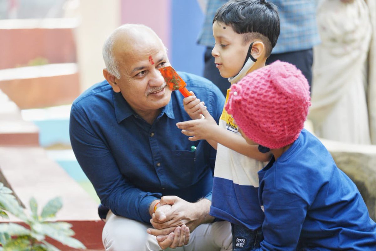 आज दिल्ली के राजेंद्र नगर विधानसभा में राणा प्रताप स्कूल में इस “मोंटेसरी लैब" का उद्घाटन किया। देश के किसी भी सरकारी स्कूल में ऐसी लैब नहीं बनी होगी।

दिल्ली के अच्छे से अच्छे प्राइवेट स्कूलों में भी इतनी बड़ी और आधुनिक "मोंटेसरी लैब" शायद ही होगी.