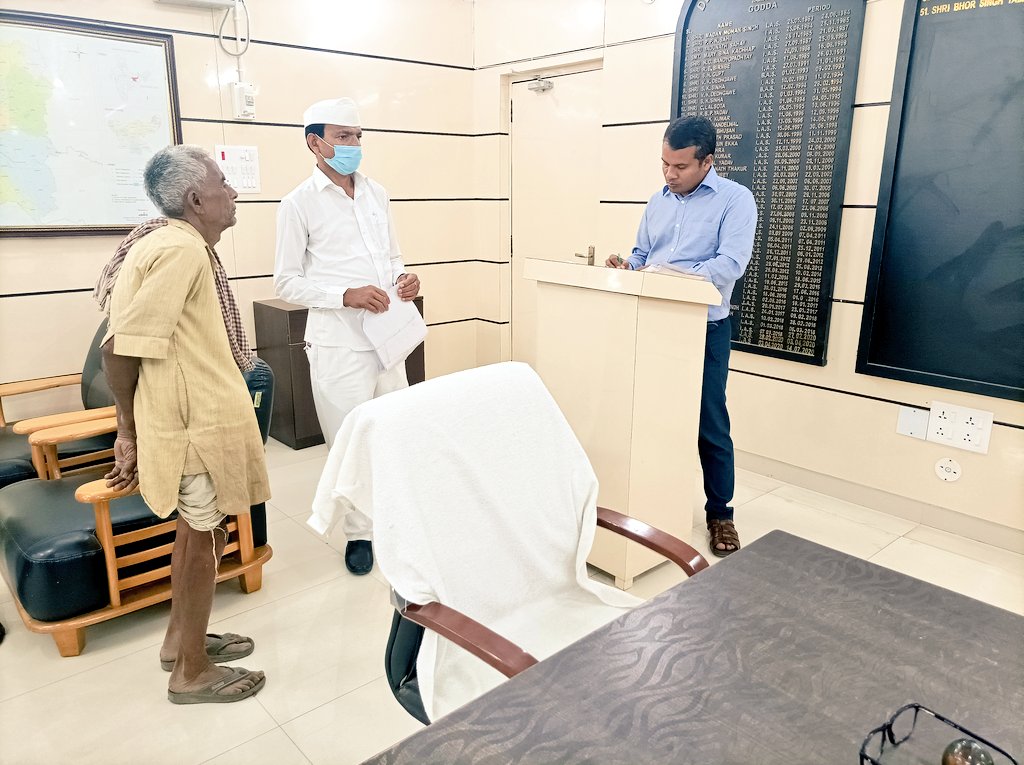 dcgodda's tweet photo. आज अपने कार्यालय में जनता अपनी फरियाद को लेकर जिले के सुदूर ग्रामीण क्षेत्रों से 39 लोगों ने अपनी अपनी समस्याएं रखी। उनके सभी  शिकायतों को बारी-बारी से सुना गया एवं संबंधित विभाग के पदाधिकारियों को आवेदनों के निष्पादन के लिए निर्देशित किया गया।
@prdjharkhand @JharkhandCMO https://t.co/t0D9Gv4ojA