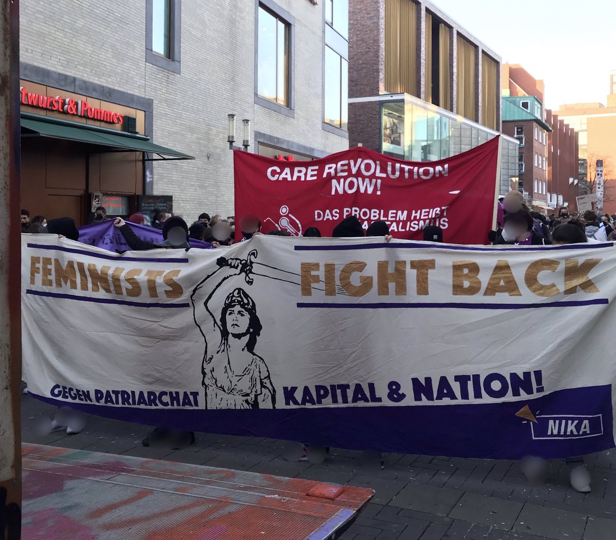 eklat_ms's tweet photo. [17.29] Die Demo und läuft kämpferisch und laut los: „Ehe, Küche, Vaterland - unsere Antwort - Widerstand“
mit unserem kommunistischen Block direkt hinter dem Lauti!

#ms0803 #Frauenkampftag #FeministischerKampftag https://t.co/7Ec9cHqU39