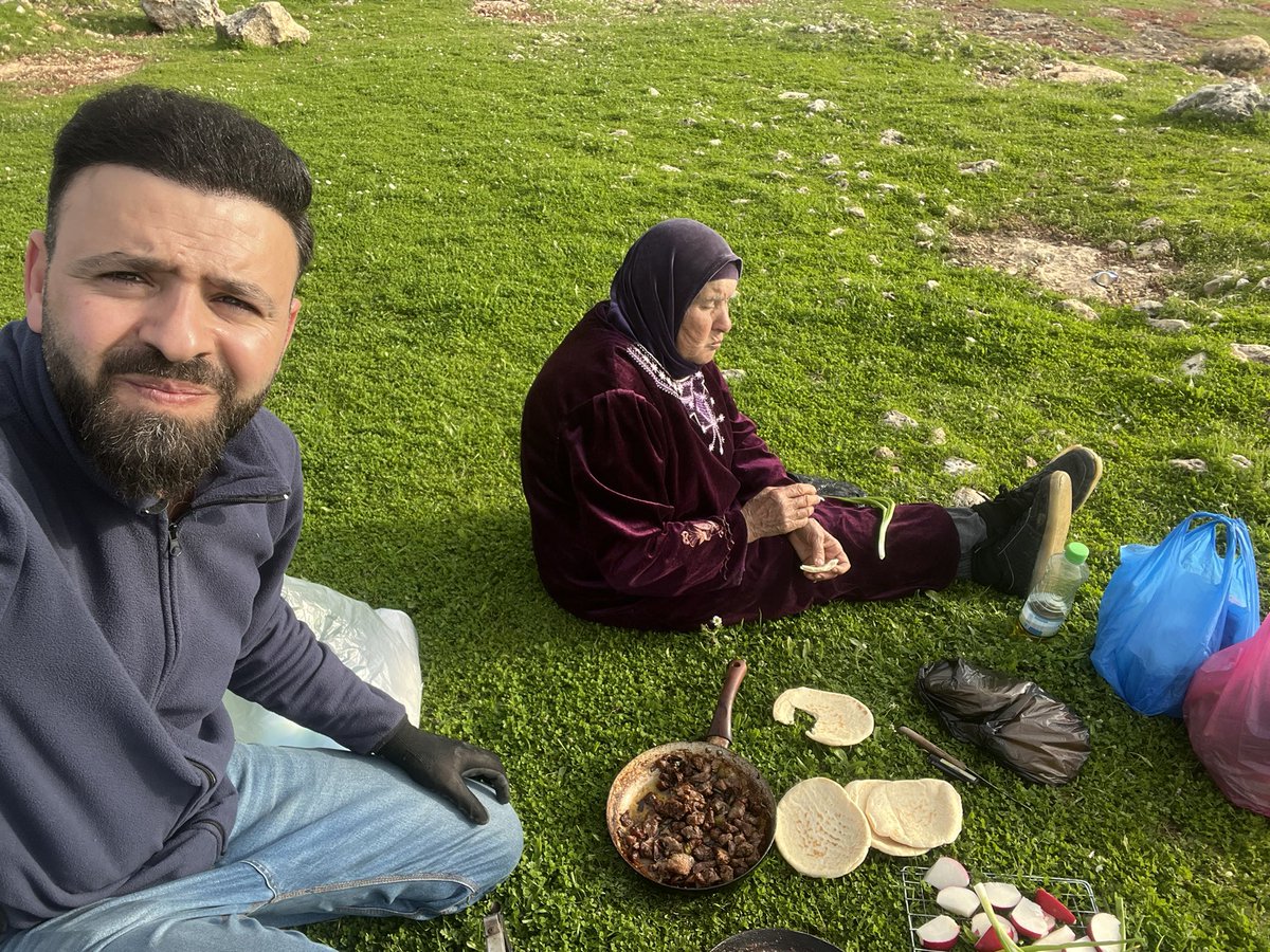 Fakheralrantesi's tweet photo. يوم حلو مع امي ❤️ بدأناه بقطف الزعتر البري الفارسي .. و انتهينا بصاجيات وكأس شاي https://t.co/ea5qjHFVvc