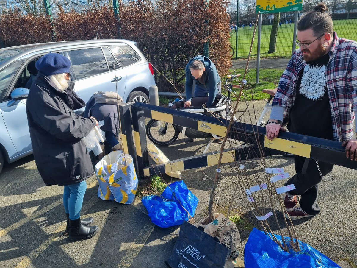 Many thanks to our volunteers who helped distribute fruit trees at the weekend to help green Cabra. It was a great day with a lovely vibe! We’re hoping to source more trees and if we do, we’ll be in contact with the people on the waiting list. Up Cabra!
