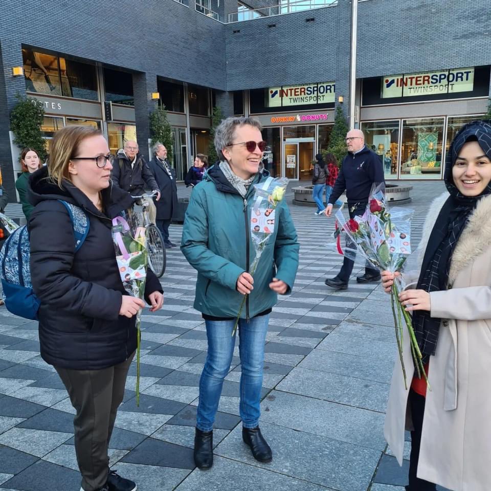 stgsamen's tweet photo. Vandaag 8 maart internationale vrouwendag hebben onze vrijwilligers rozen uitgedeeld op de Pietervredeplein en vooraf deelgenomen aan de feestelijke viering van @FeniksTilburg. 

#kunstvanhetsamenleven
#vrouwendag https://t.co/CTvpQjpmlT