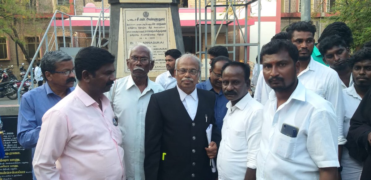 athitamizhar's tweet photo. இன்று மதுரையில் கோகுல்ராஜ் படுகொலைக்கு காரணமானவர்களுக்கு மாலை 3 மணியளவில் அனைவருக்கும் ஆயுள் தண்டனை விதித்து தீர்ப்பளித்தது நீதிமன்றம் அதற்காக சிறப்பாக வாதாடிய வழக்கறிஞர் பாப்பா மோகன் அவர்களுக்கு ஆதித்தமிழர்கட்சி சார்பில் சால்வை அணிவித்து மரியாதை செலுத்தினார் https://t.co/u1mVZ5sWgP