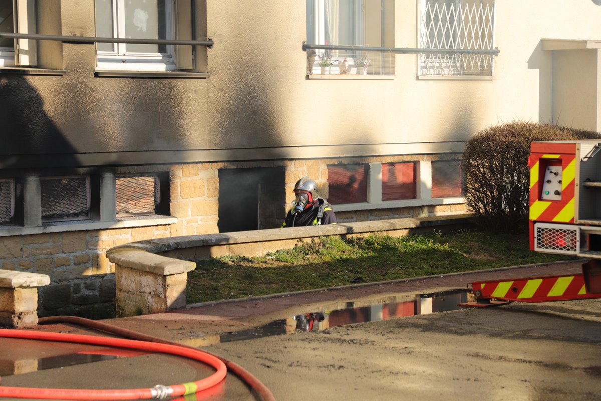 sdis08's tweet photo. Félicitations aux 👨🏻🚒 #Sdis08. Confrontés à 1 feu de cave, propagé à la cage d'escalier sur 5 étages, 8 sauvetages par les 👨🏻🚒 au lot de sauvetage #LSPCC, l'échelle à coulisse et l’échelle aérienne #EPA #Ardennes. Aucune victime grave malgré les circonstances impressionnantes.💪 https://t.co/m7MHynXMQU