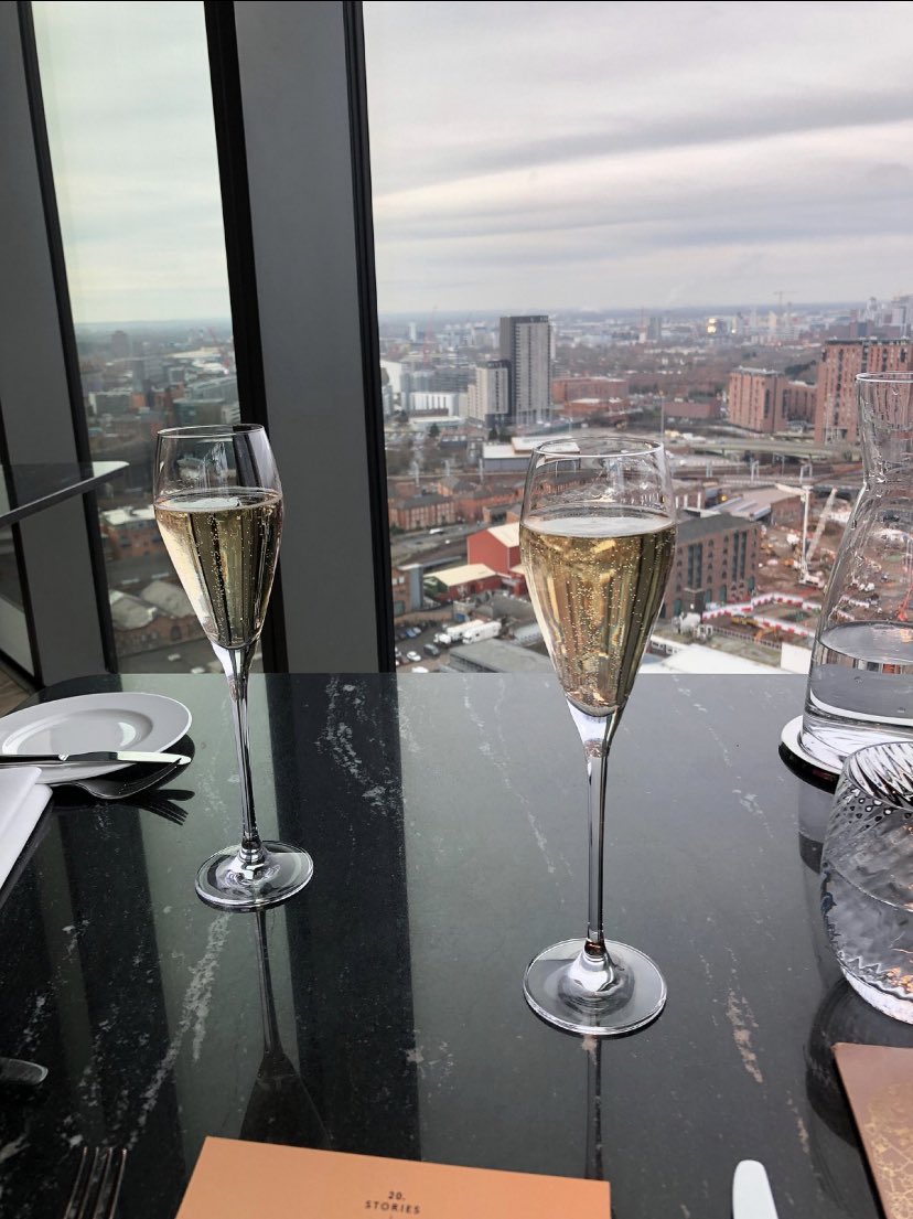 seanb2b's tweet image. Just sold the agency 🥂